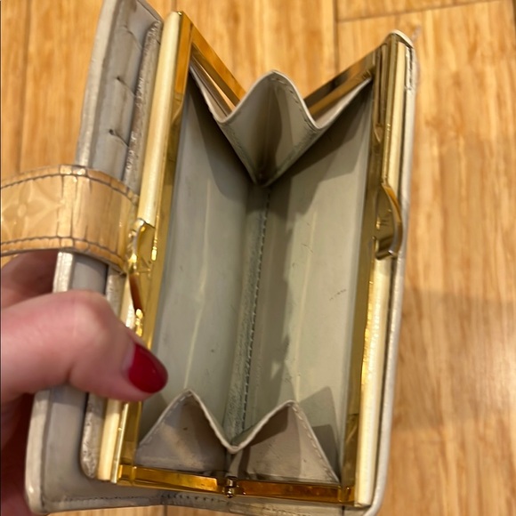 Louis Vuitton Vernis Kisslock Wallet - Picture 12 of 12